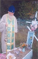 Архиепископ Лазарь (Журбенко) служит панихиду на могиле о. Никиты Лехан